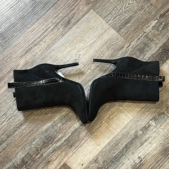 Sakes Fifth Avenue Black Crocodile Embossed-Trim Booties / Size: 7.5 - Picture 3 of 7